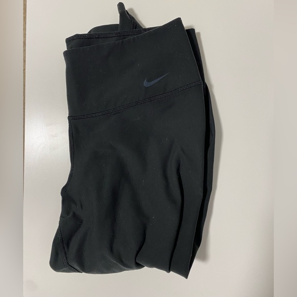 Nike Dri-Fit Capri Leggings Woman’s Size Medium - Picture 1 of 3